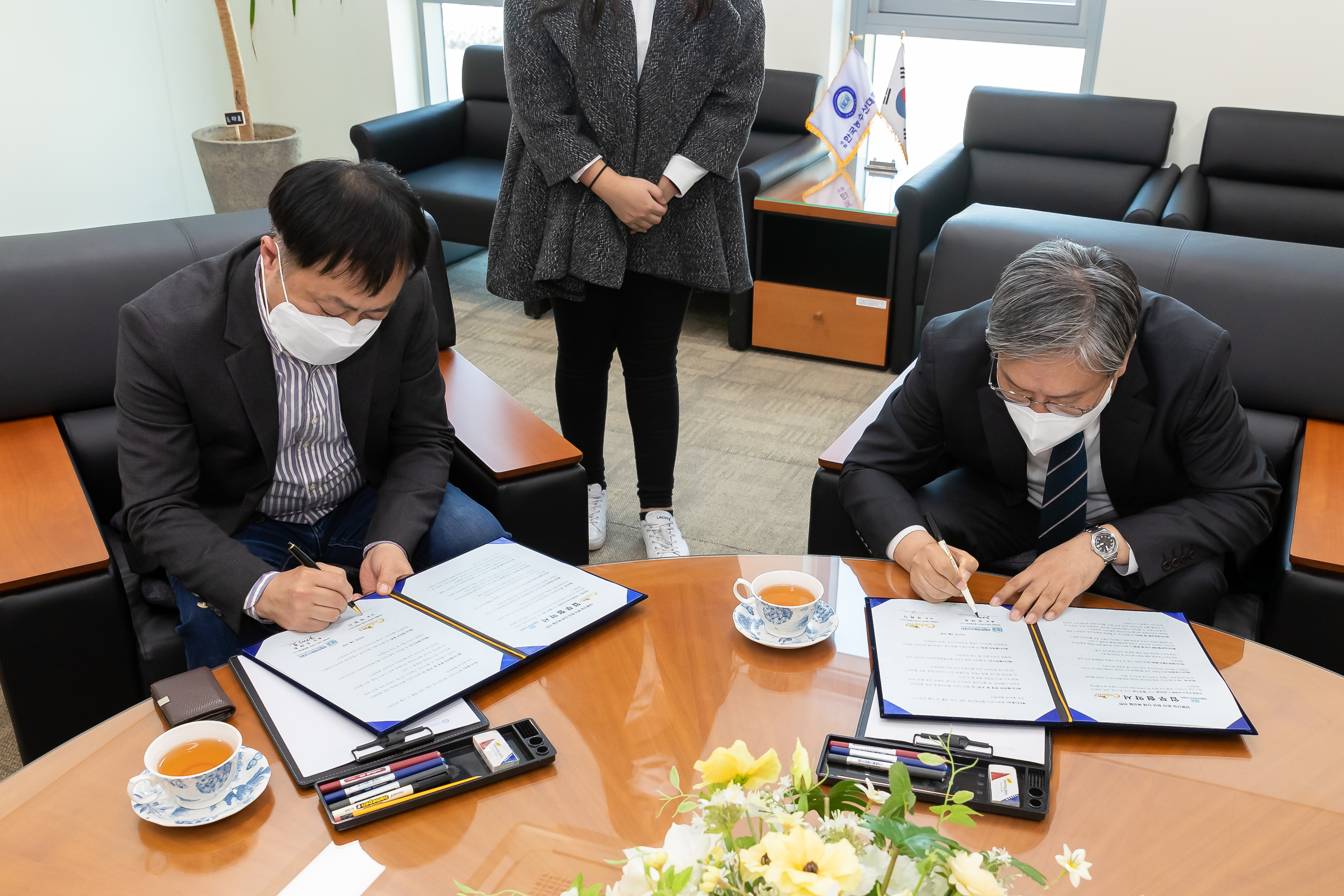 (사진2) 한농대, 양봉 전문인력 양성을 위해 (주)온팜과 업무협약 체결