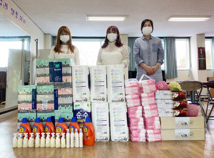 한국농수산대학은 25일(금) 대학 인근에 위치한 삼성 휴먼 빌에 쌀, 과일, 생필품 등을 전달했다