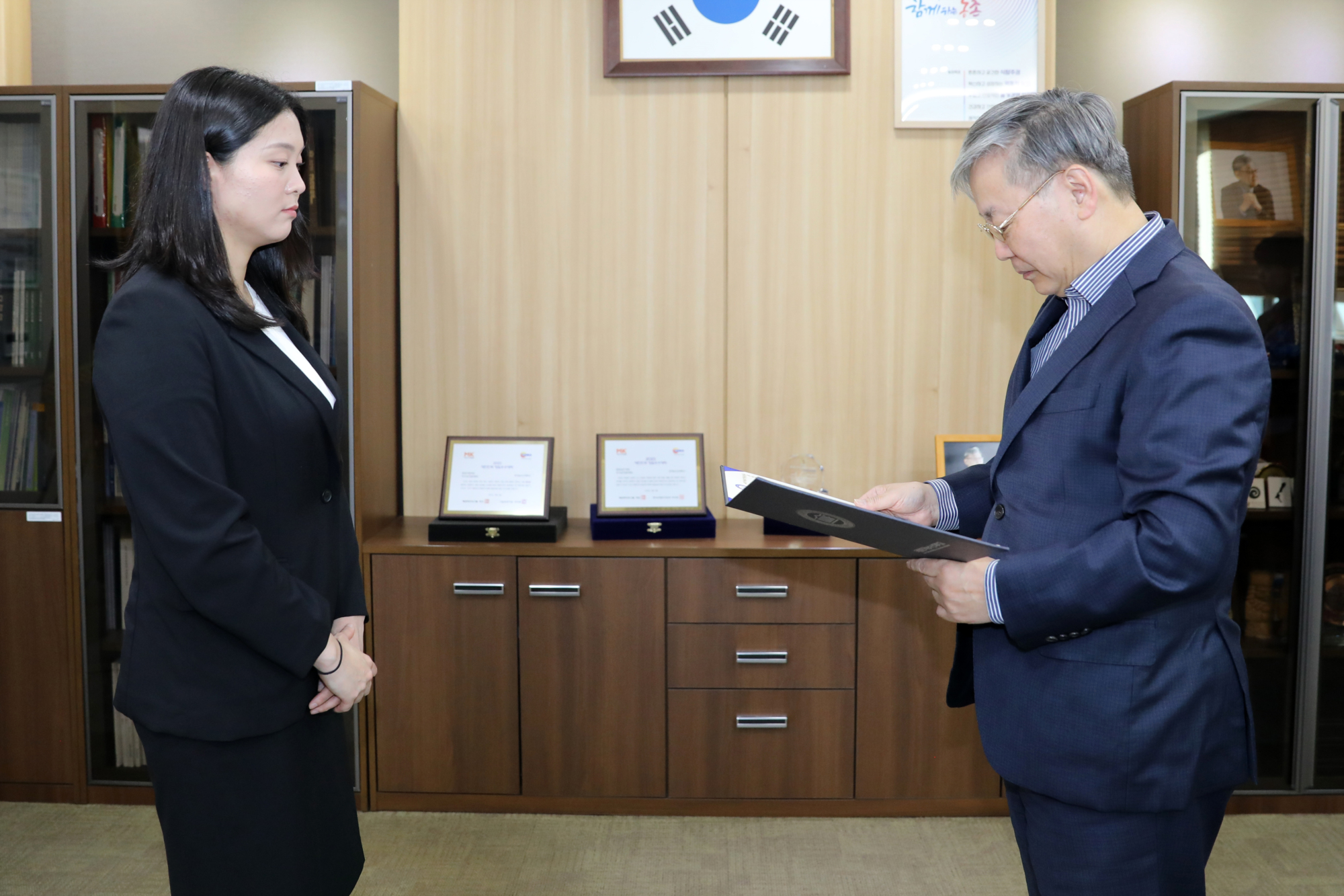 [20251110] 신규직원 임용장 전달 (5)