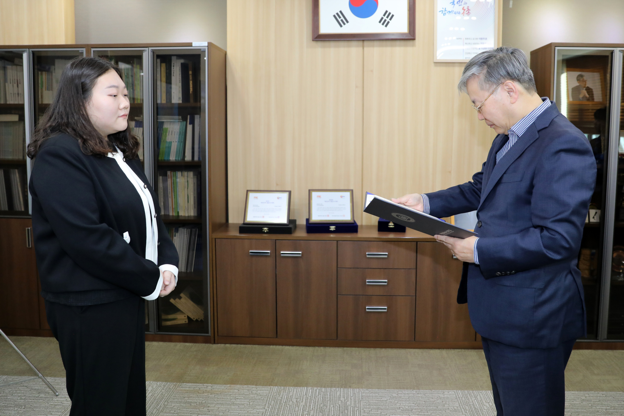 [20251110] 신규직원 임용장 전달 (4)