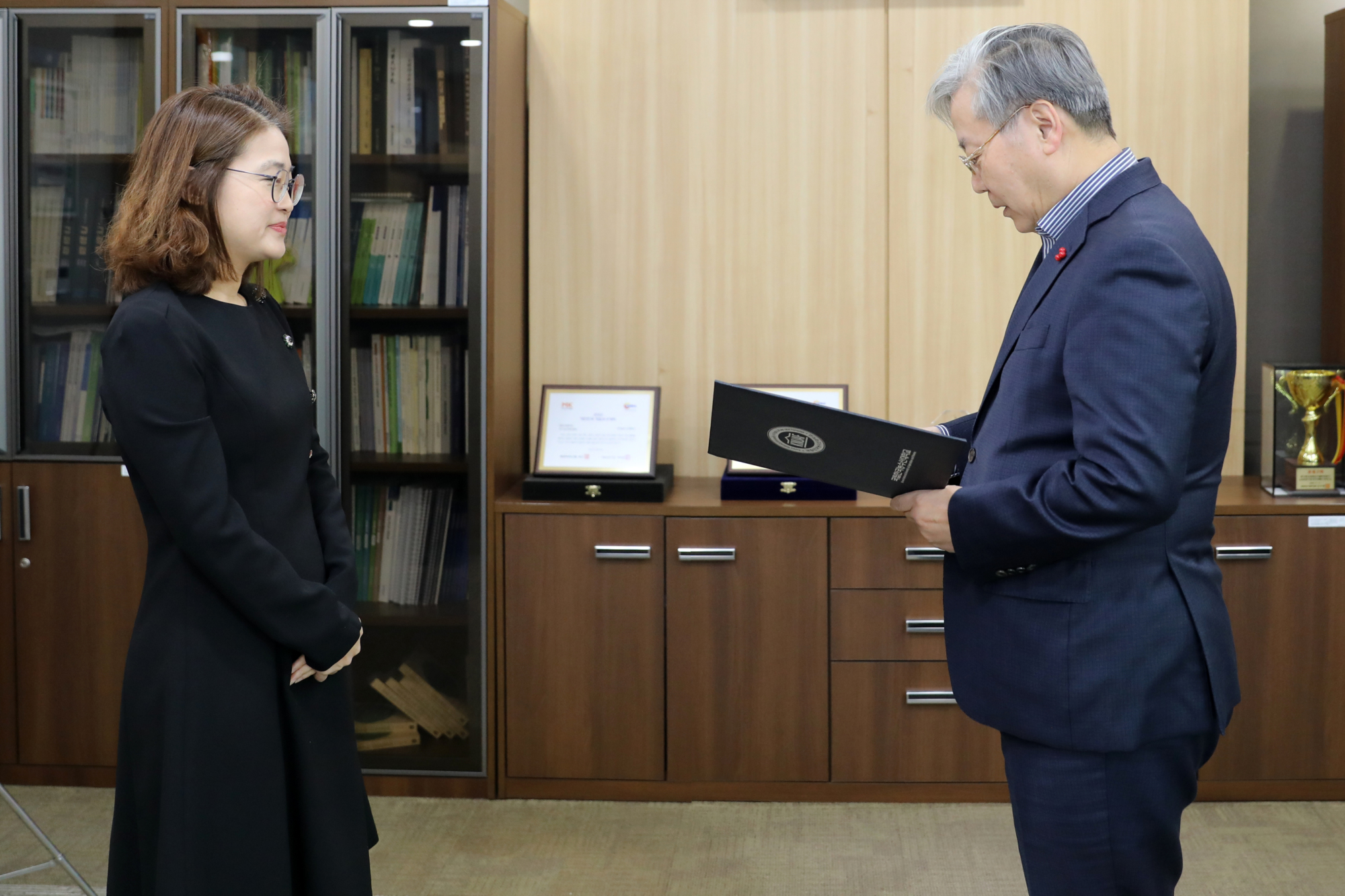 [20251222] 승진 직원 임용장 전달 (2)