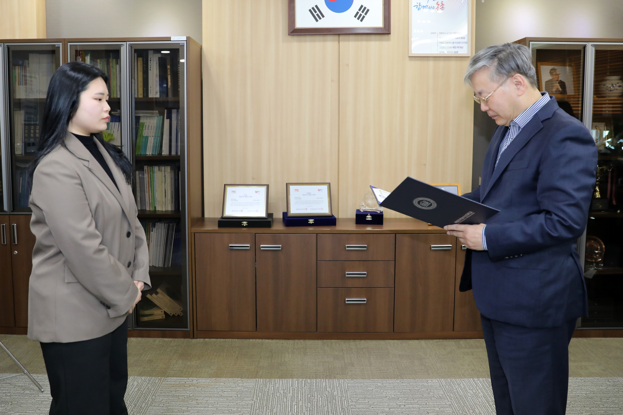 [20251110] 신규직원 임용장 전달 (3)