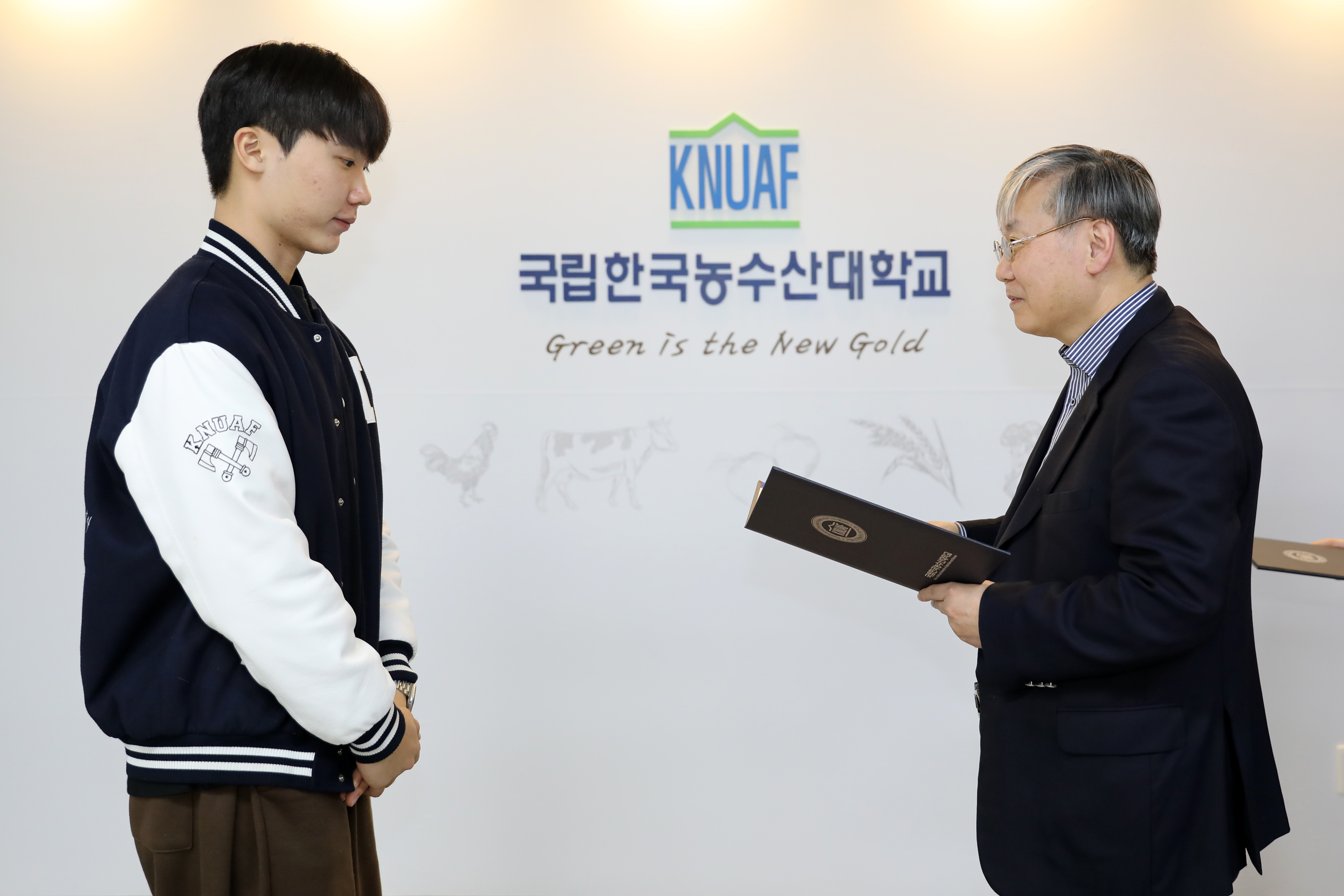 모범 학생 표창장 전달