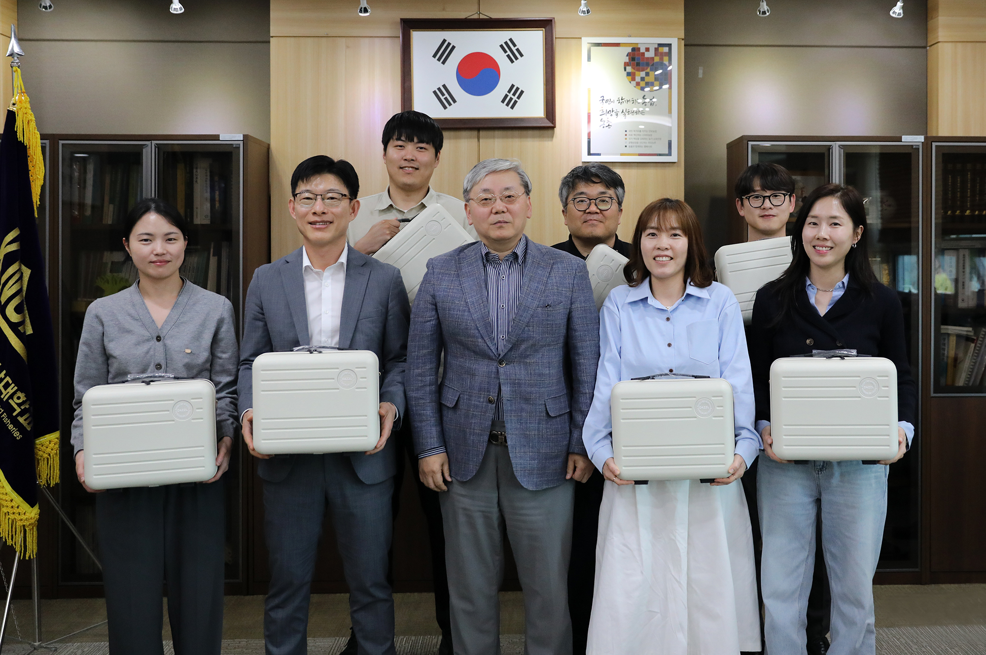 신규 직원 웰컴키트 전달