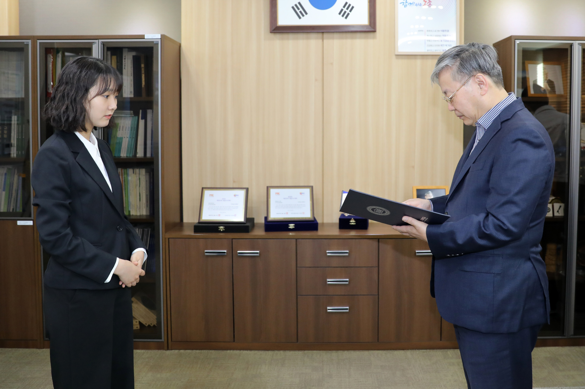 [20251110] 신규직원 임용장 전달 (2)