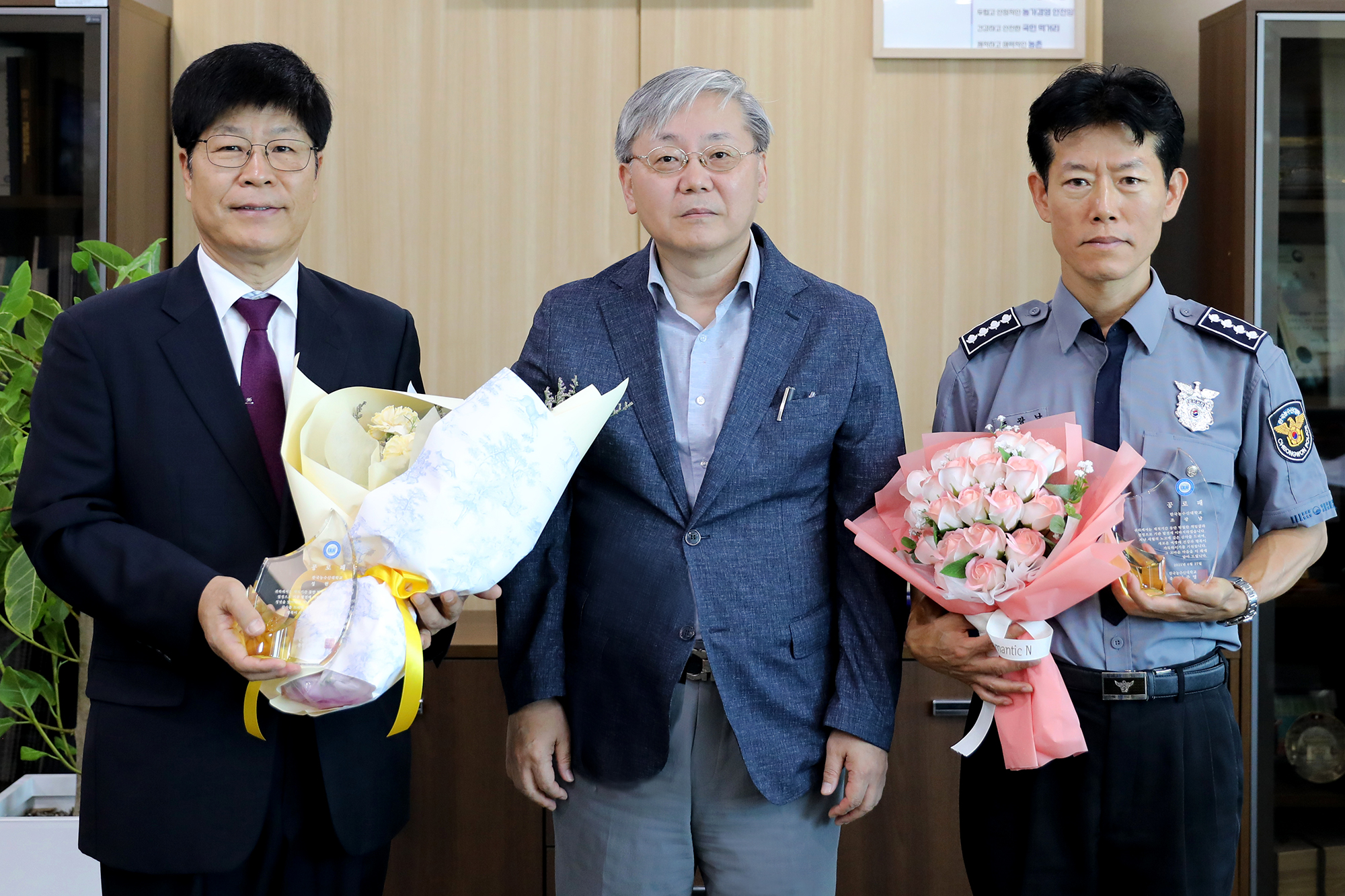 정년·명예 퇴임 직원 공로패 전달