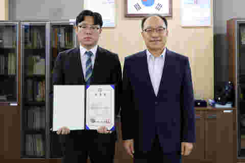 신규 직원 임용장 전달