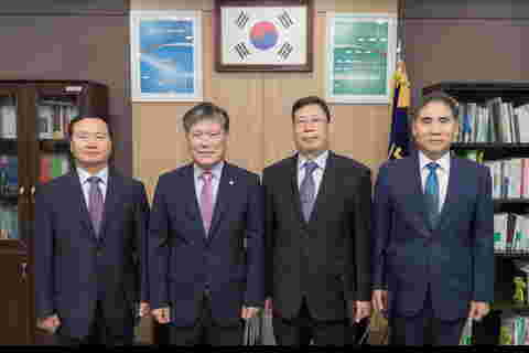 신규 보직교수 임용장 전달