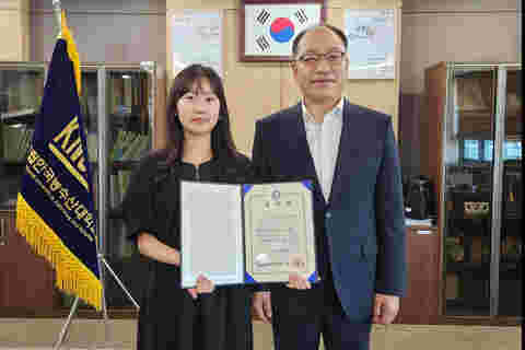 신규 직원 임용장 전달