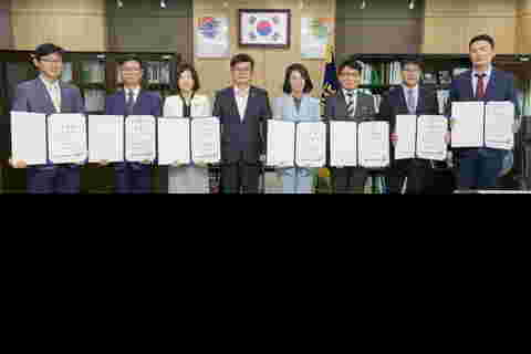 신규 교수 임용장 전달