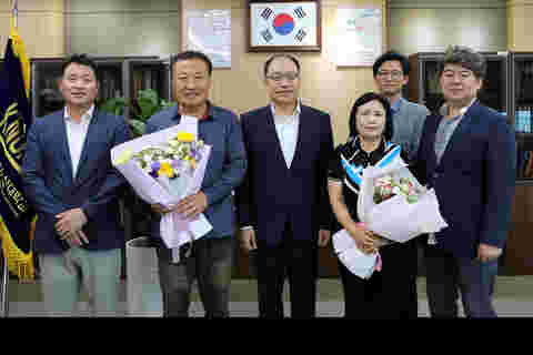 정년퇴직 직원 감사패 전달